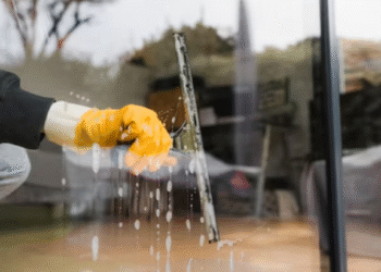 Wie professionelle Glasreinigung die Attraktivität und Funktion Ihrer Geschäftsfenster steigert